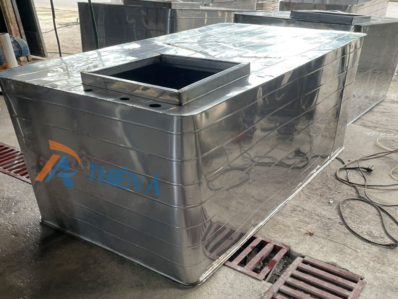 Ưu Điểm Vượt Trội Của Bể Vuông Inox Đặt Nổi So Với Bể Truyền Thống