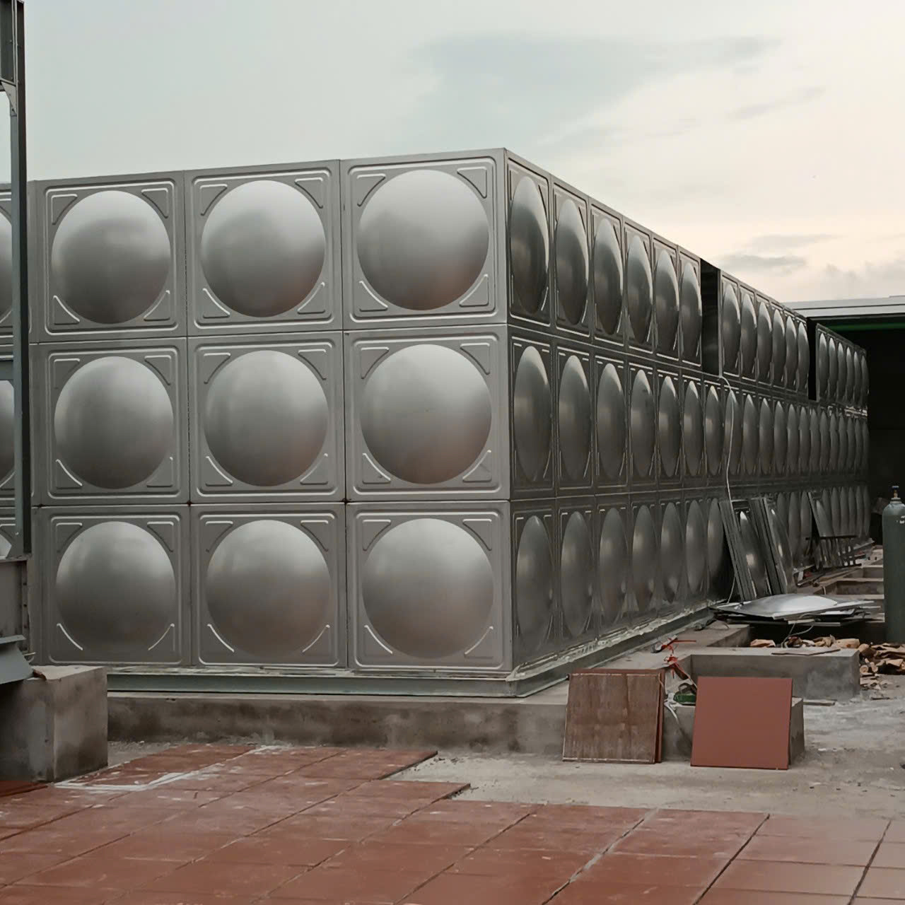 Có Nên Dùng Bể Nước Inox Đặt Nổi Không